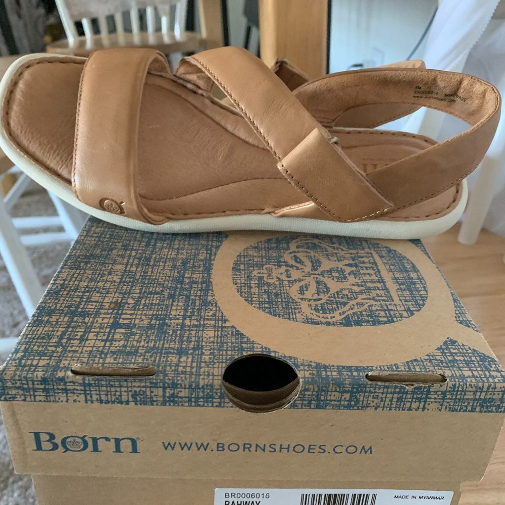 Born leather sandal size 8